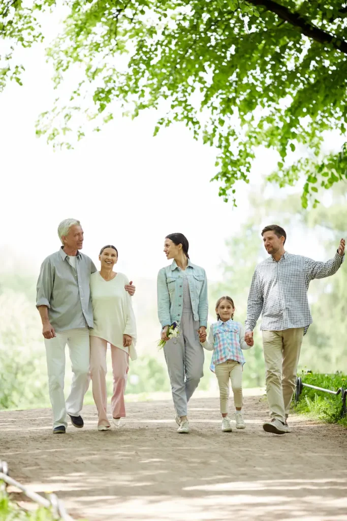 familia paseando mostrando como son las dinámicas familiares