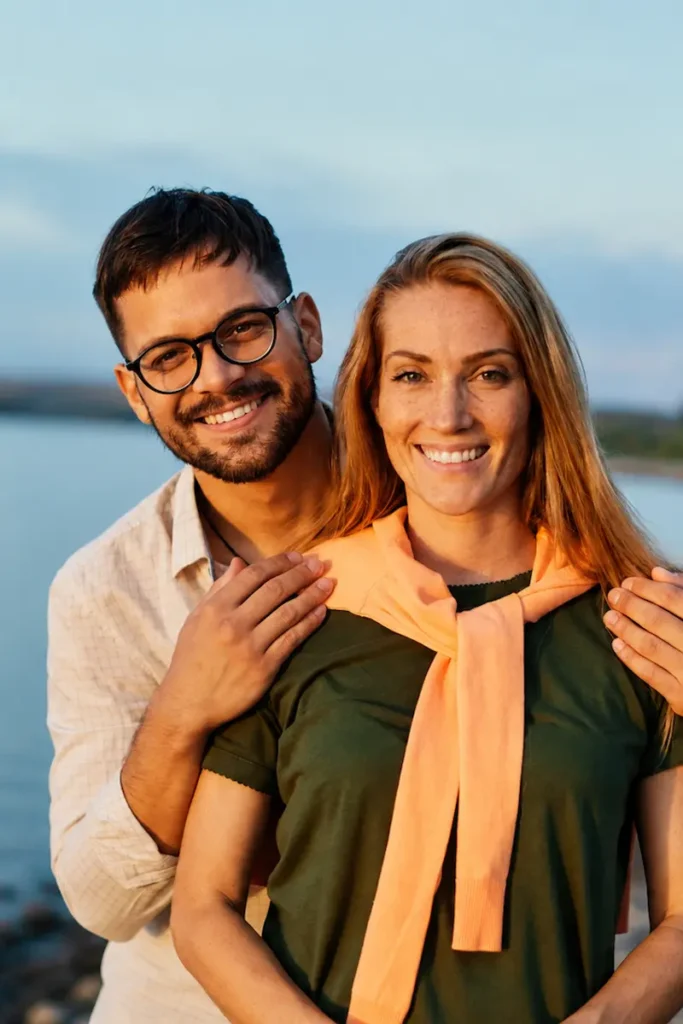 pareja feliz en la playa mostrando que tienen una relación sana y estable
